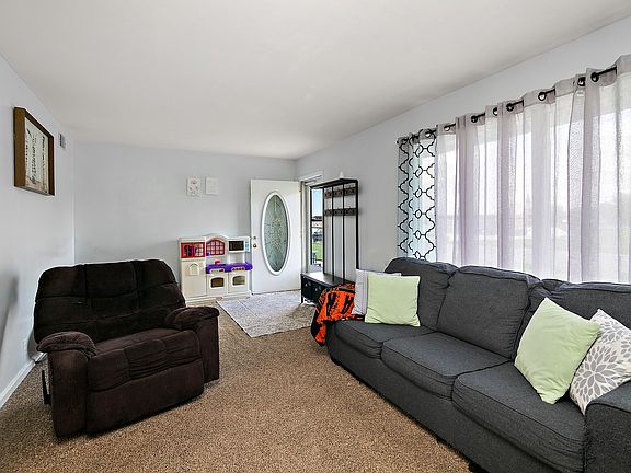 3rd image of 325 N Elm St
