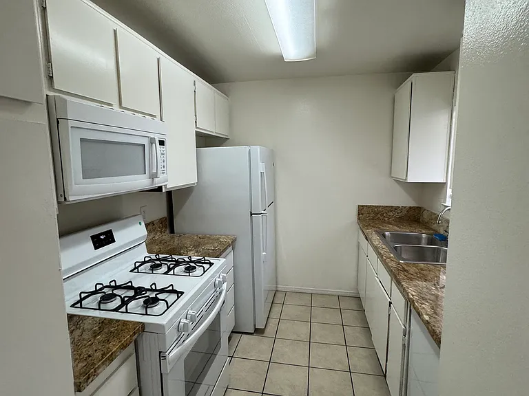 Full kitchen