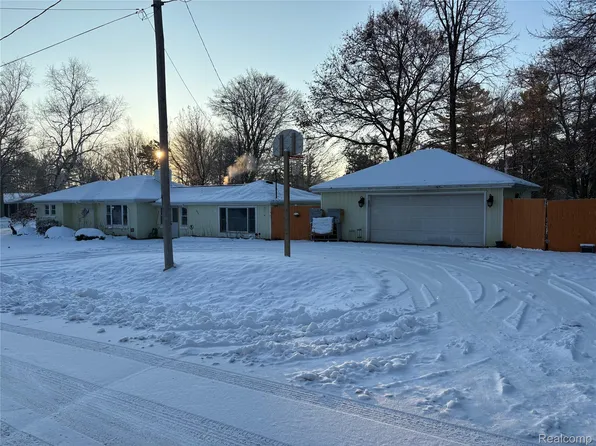 2374 Bradford Dr, Flint, MI 48507