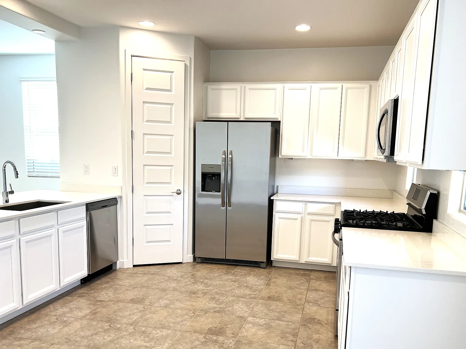 4 bed, 1800 sqft, $2,400 — Photo 2