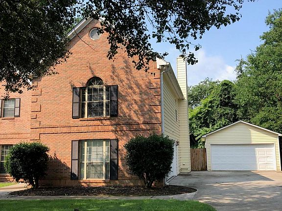 2nd image of 925 Ilex Cir