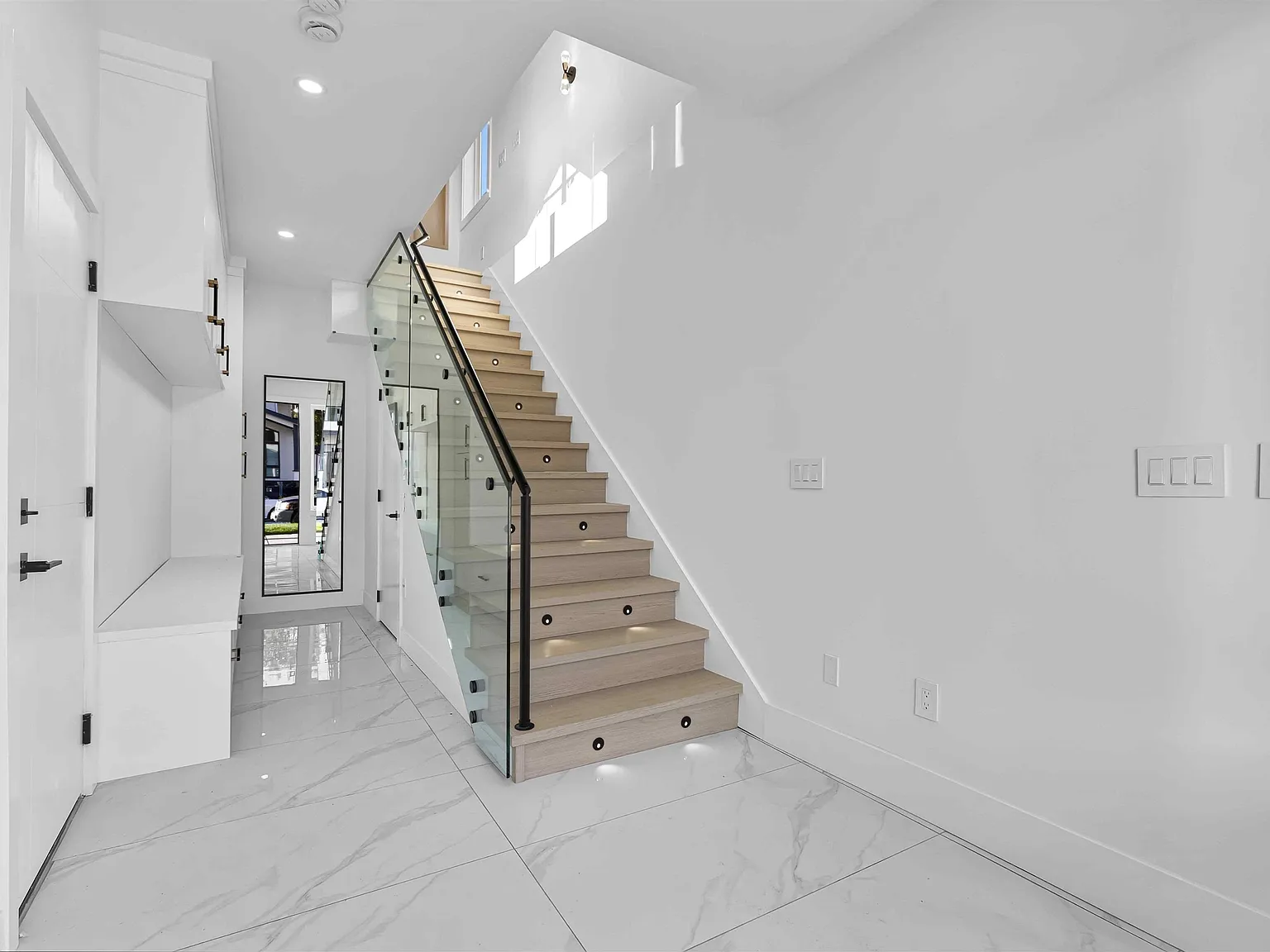 3 bed, 1750 sqft, $3,650 — Photo 2