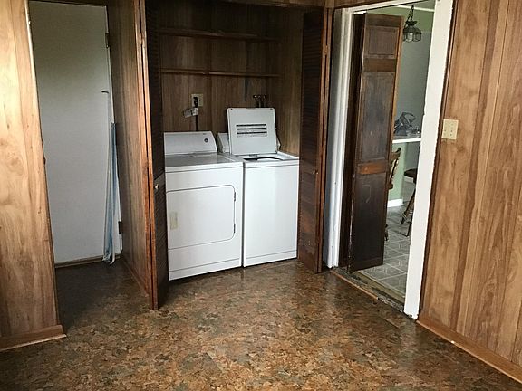 Laundry room with spare office space or bedroom