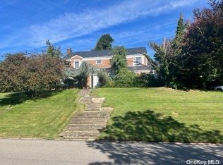 10 Bayside Dr, Great Neck, NY 11023