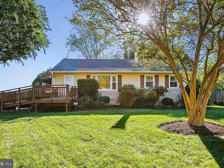 2405 Phillips Dr — Photo 2