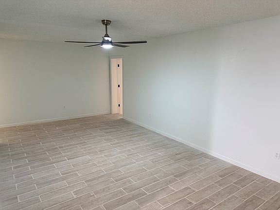3rd image of 2501 Redbud Ave