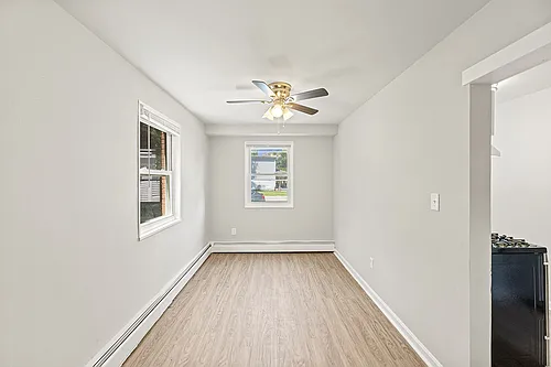Laurel 24 Photo 1