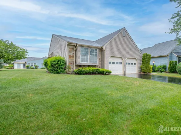 6 Franklin Pierce Dr, Monroe Township, NJ 08831