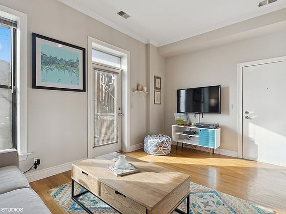 3rd image of 2220 N Sedgwick St APT 204