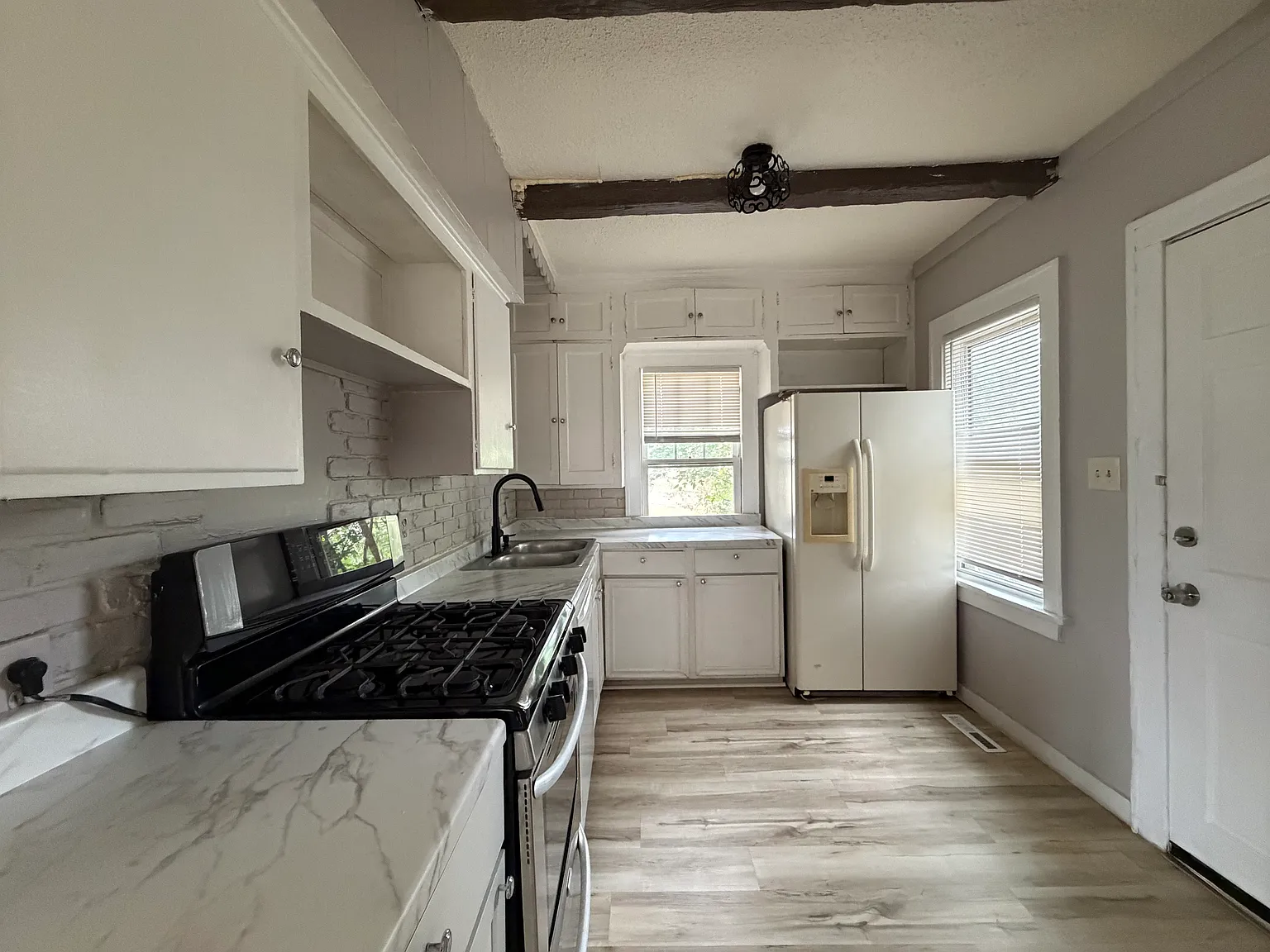 3 bed, 1320 sqft, $2,300 — Photo 4