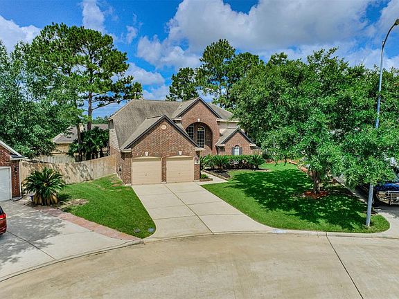 This home is positioned on a large 10k sqft lot with mature trees and a private cul-de-sac.This cul-de-sac has the best of both worlds, private with lots of mature trees, yet very easy access to I-45 and zoned to the highly rated Klein school distric