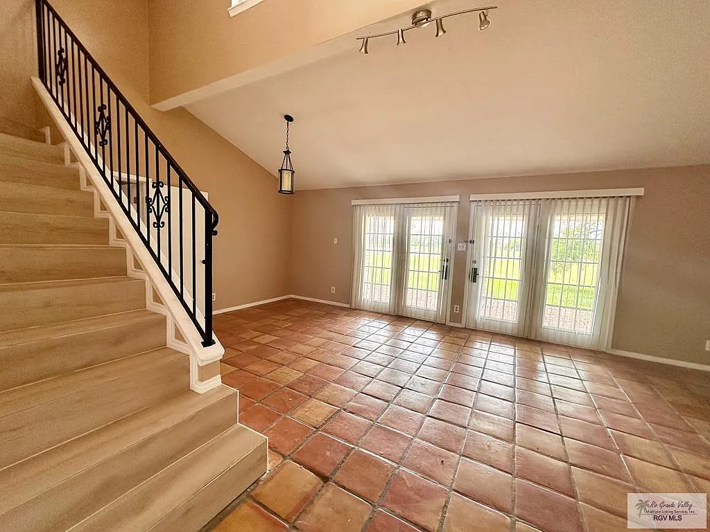 3 bed, 3.0 bath, 1953 sqft, $1,800 — Photo 2
