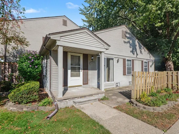 33693 Bayview Dr, Chesterfield, MI 48047