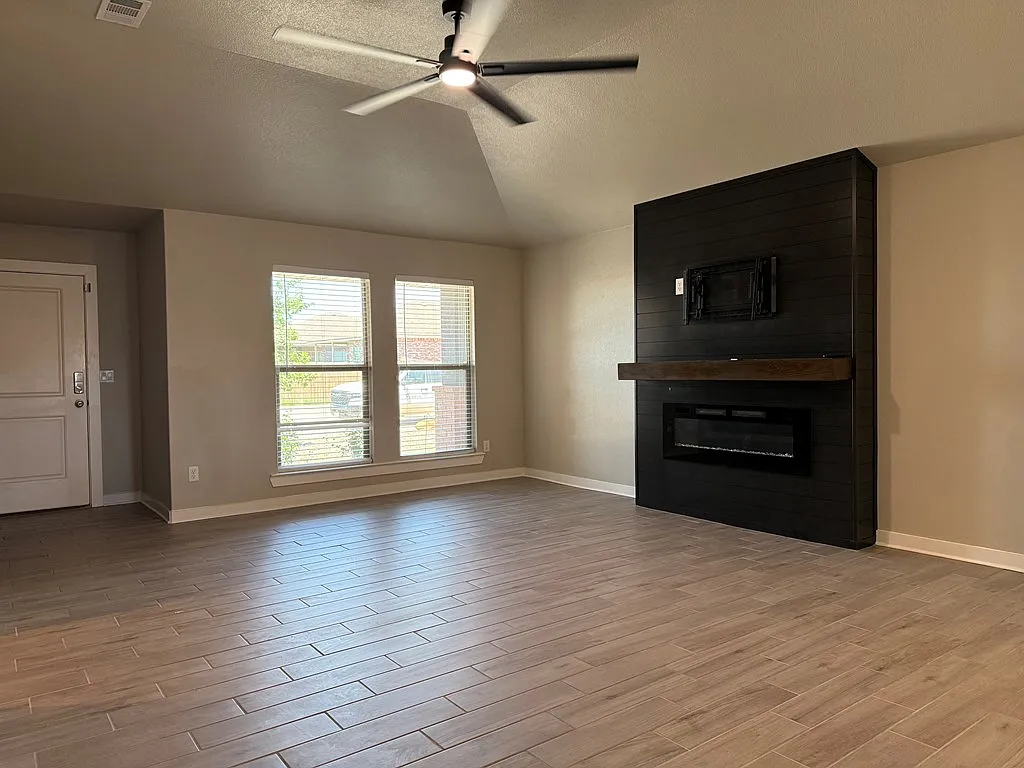 3 bed, 2.0 bath, 1667 sqft, $2,500 — Photo 3