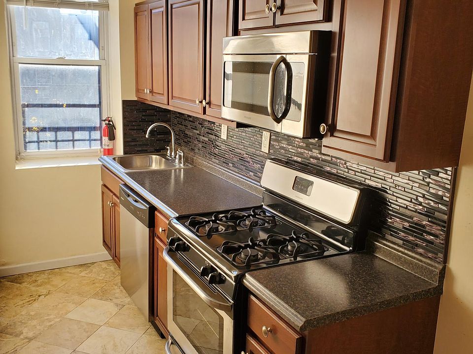 2nd image of 191 Christopher Columbus Dr APT 3L