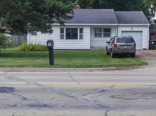 107 W Division St, Fisher, IL 61843