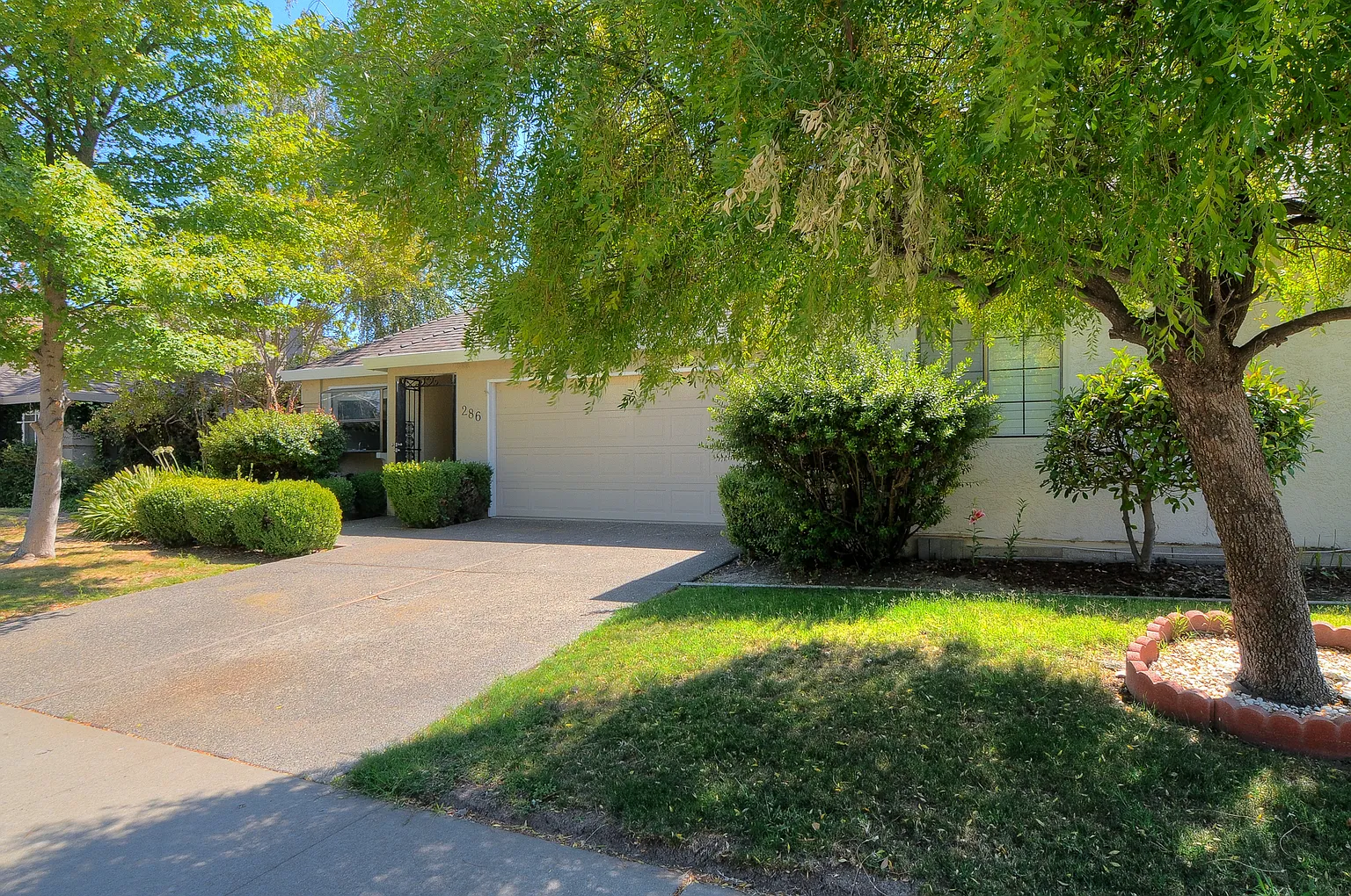 286 Brewster Ave photo 1