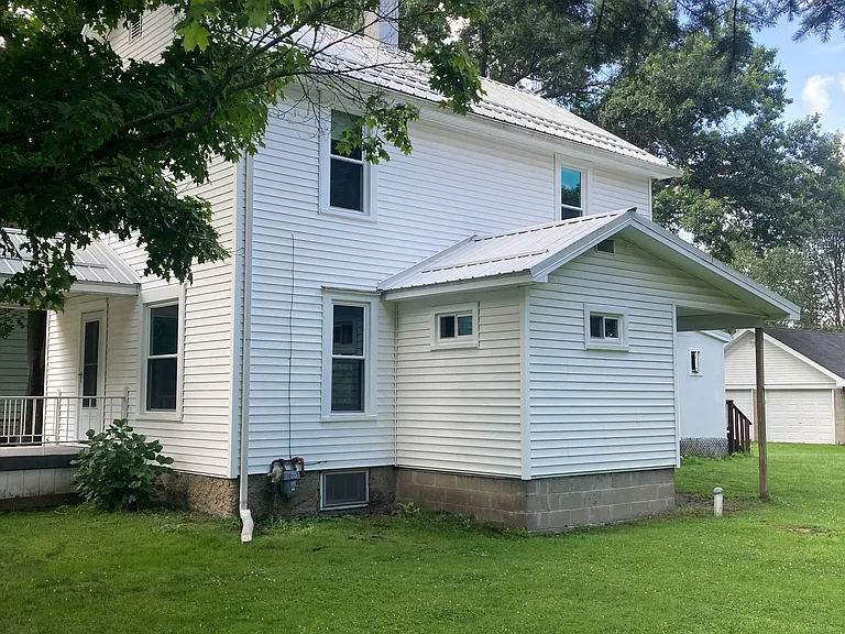 9816 Bateman Ave — Photo 2