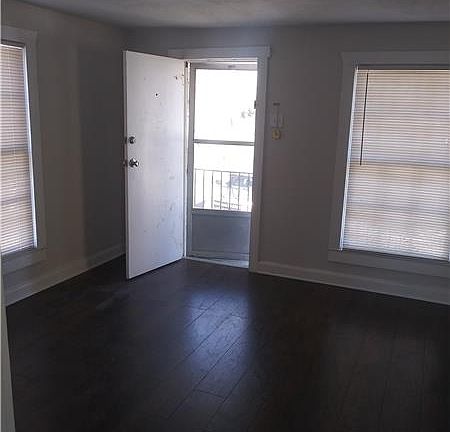 2nd image of 918 Preston Back Apartment