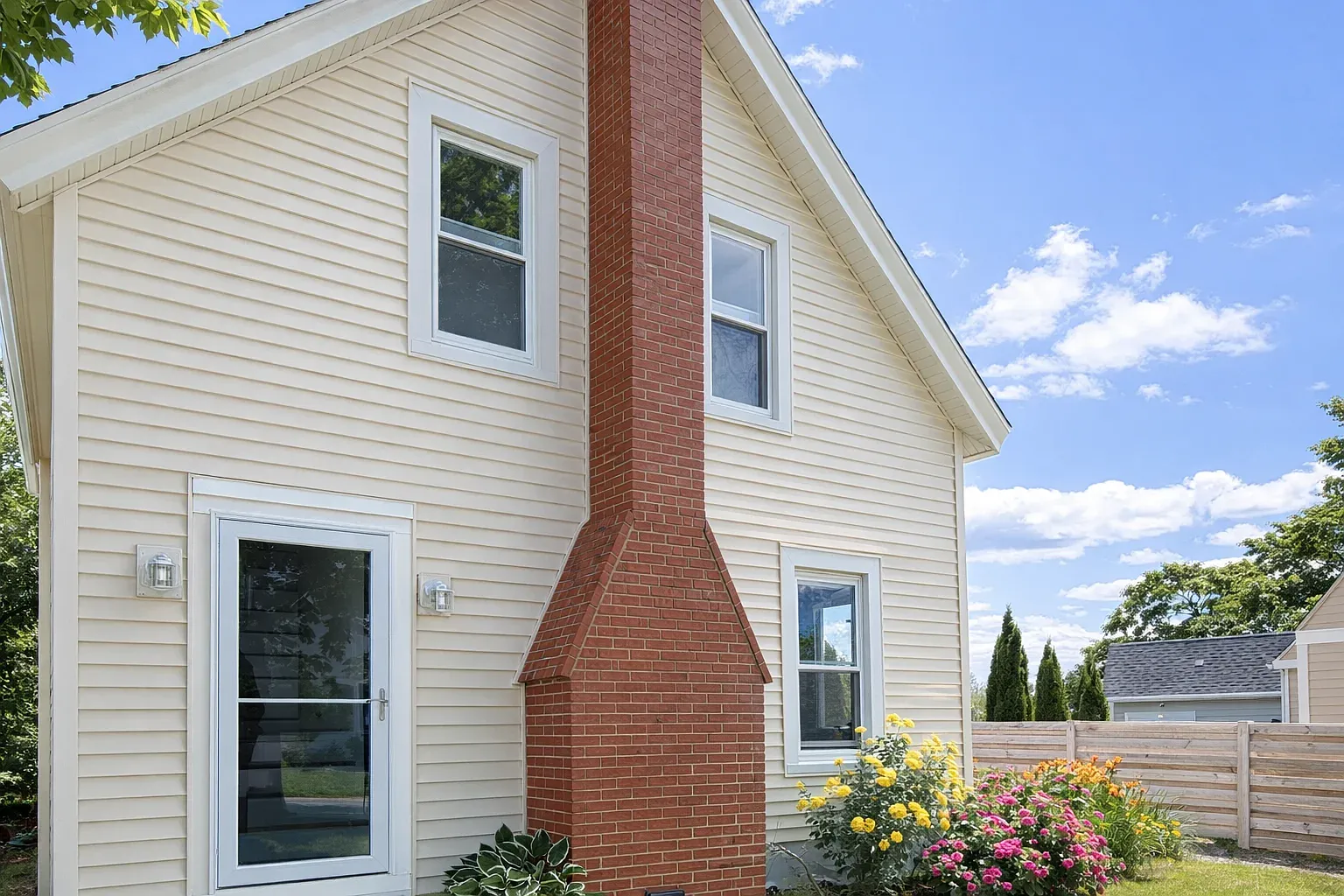 3 bed, 1274 sqft, $2,000 — Photo 2