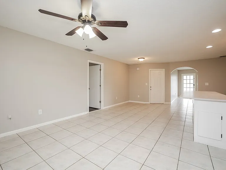 433 SE 13th Pl — Photo 8