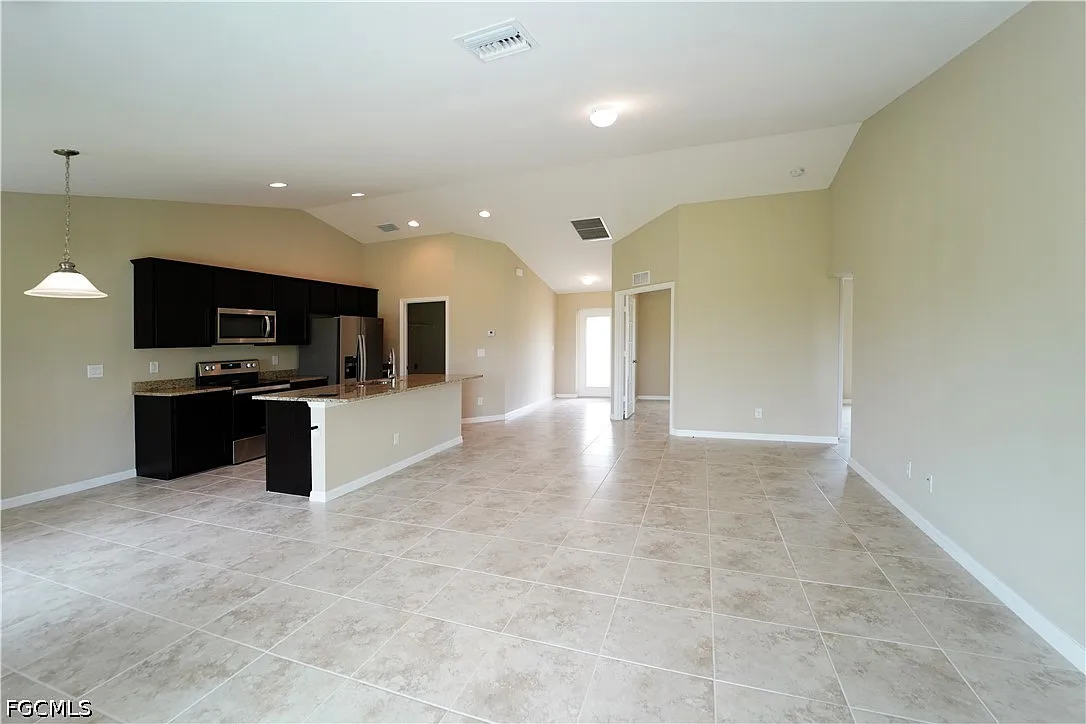 3 bed, 2.0 bath, 1469 sqft, $1,900 — Photo 3