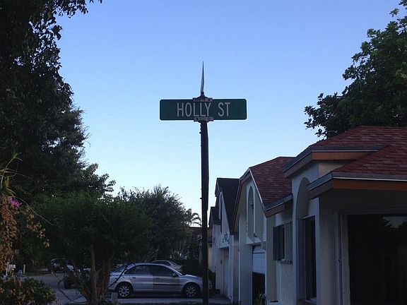 5th image of 715 Holly St