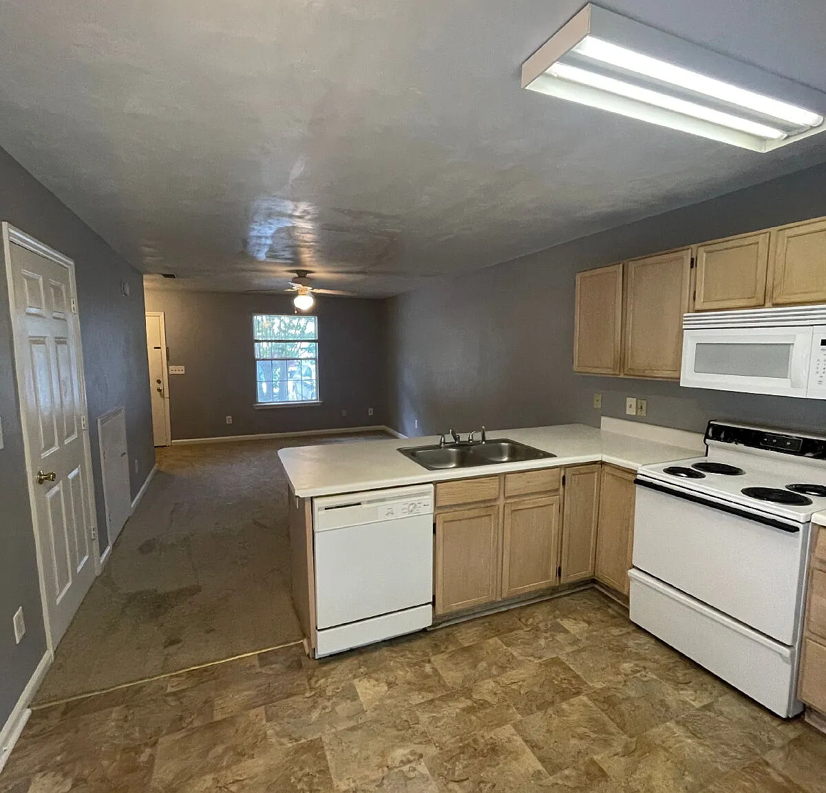 2 bed, 2.5 bath, 992 sqft, $1,150 — Photo 3