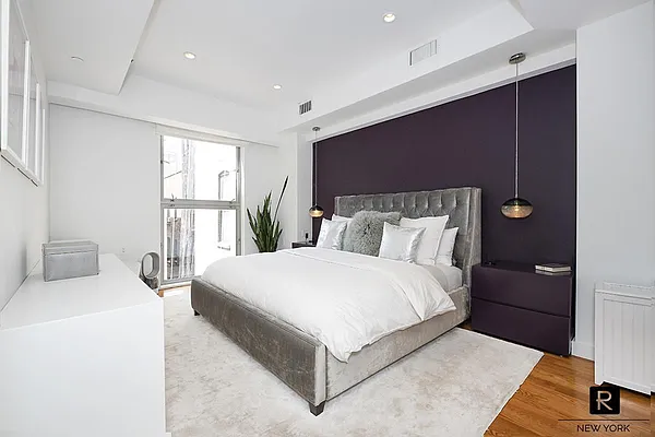 Sold by R New York | media 19