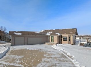 1616 Dakota Dr SW, Minot, ND 58701