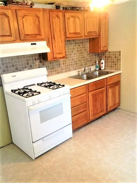 3 bed, 1.0 bath, $1,890 — Photo 2