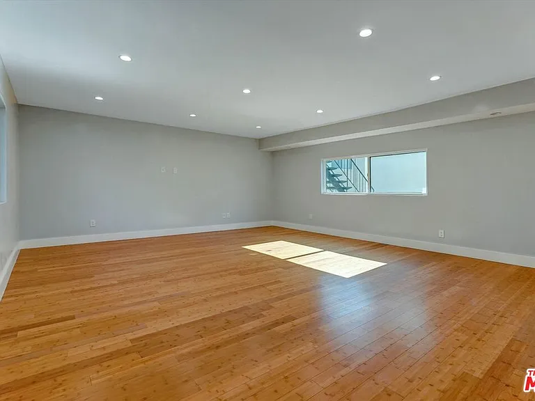 5726 Woodman Ave #2 — Photo 11