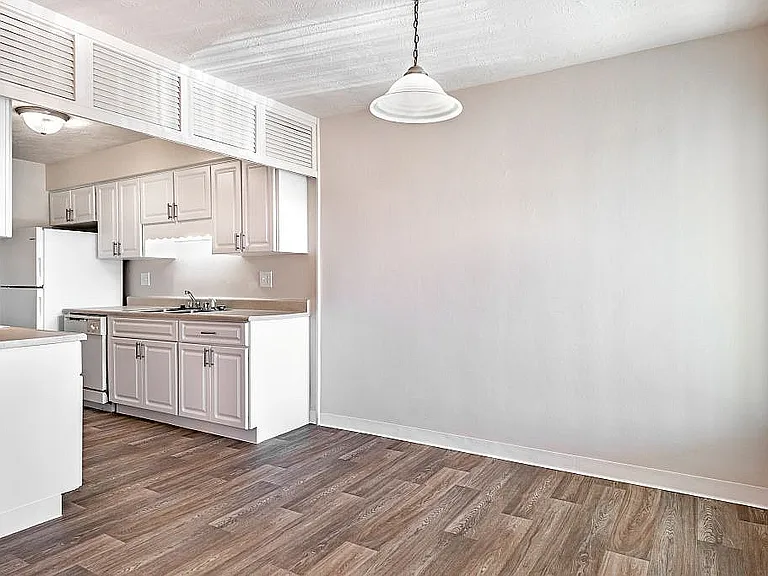 870 Sq. Ft. Dining - Resized