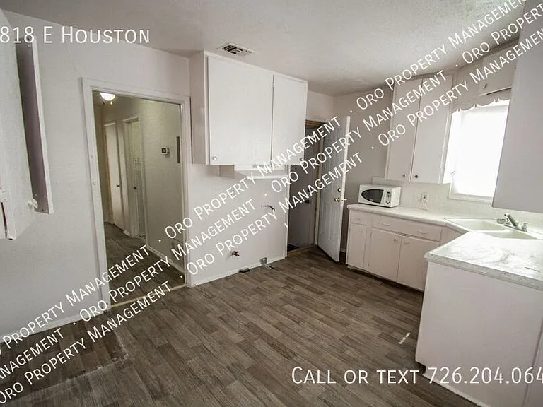 2818 E Houston St — Photo 10