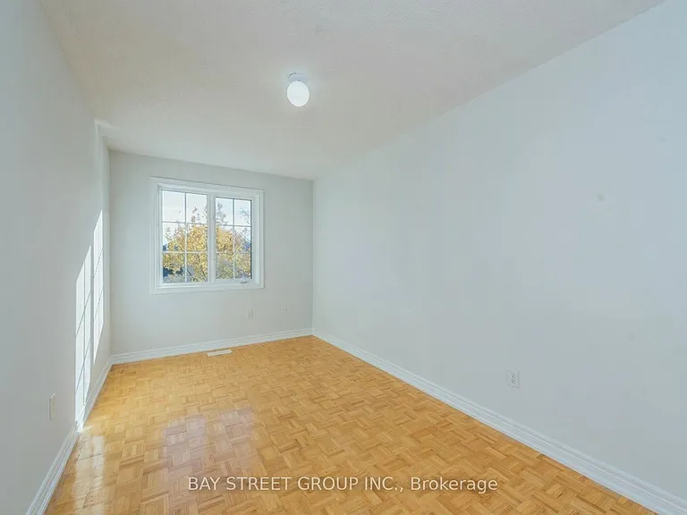 130 Royal Appian Cres — Photo 14