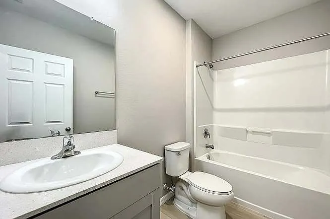 5 bed, 2470 sqft, $3,100 — Photo 2
