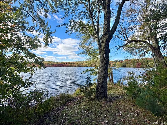 3rd image of 304 Round Lake Terrace
