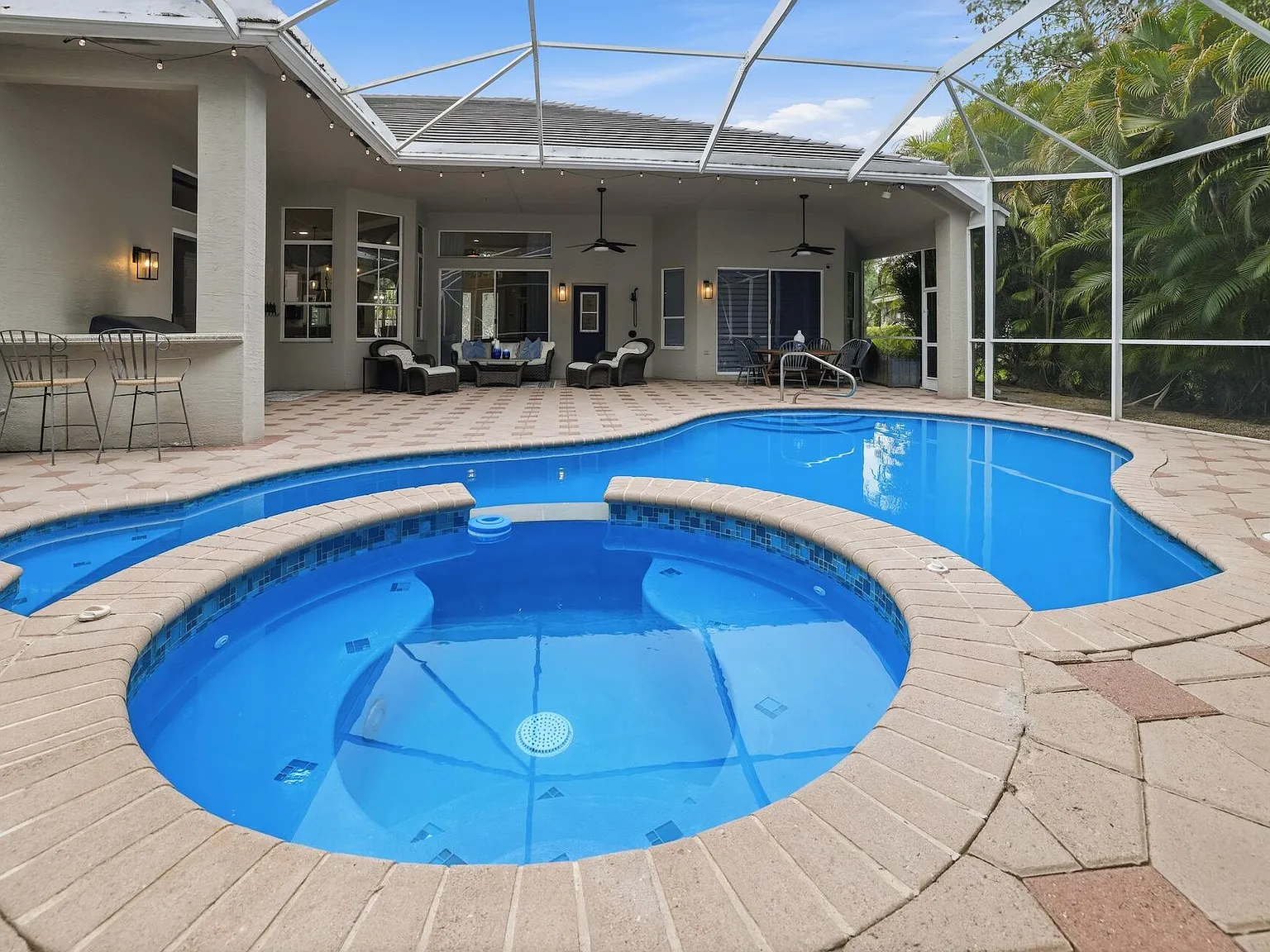 4 bed, 4.0 bath, 3280 sqft, $15,500 — Photo 2
