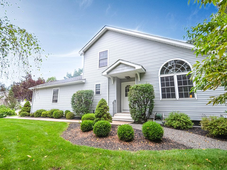 1st image of 528 Woodhaven Ln