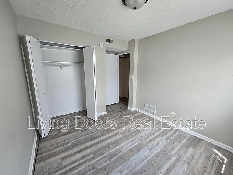 4715 Gladstone St — Photo 10