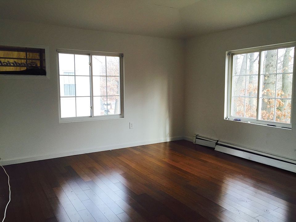 2nd image of 13930 Laurelton Pkwy #2