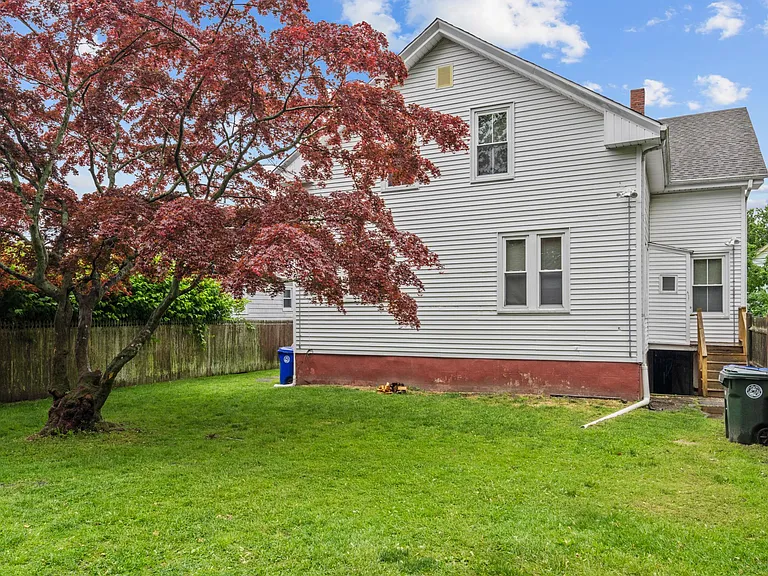 12 Lincoln Ave — Photo 2