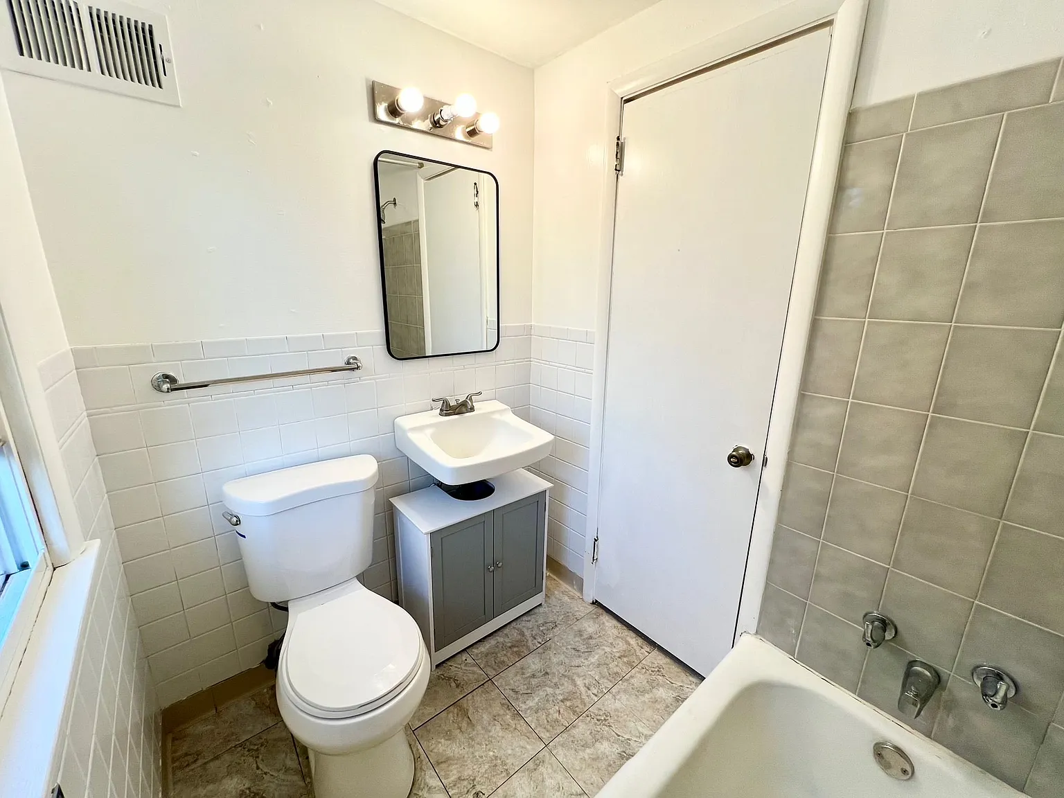 3 bed, 800 sqft, $1,600 — Photo 2