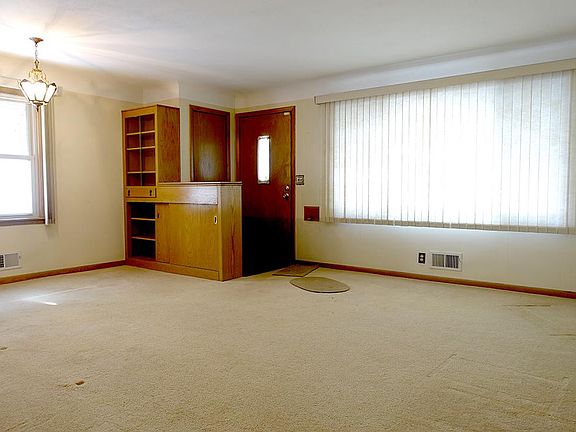 3rd image of 2823 Grand St NE