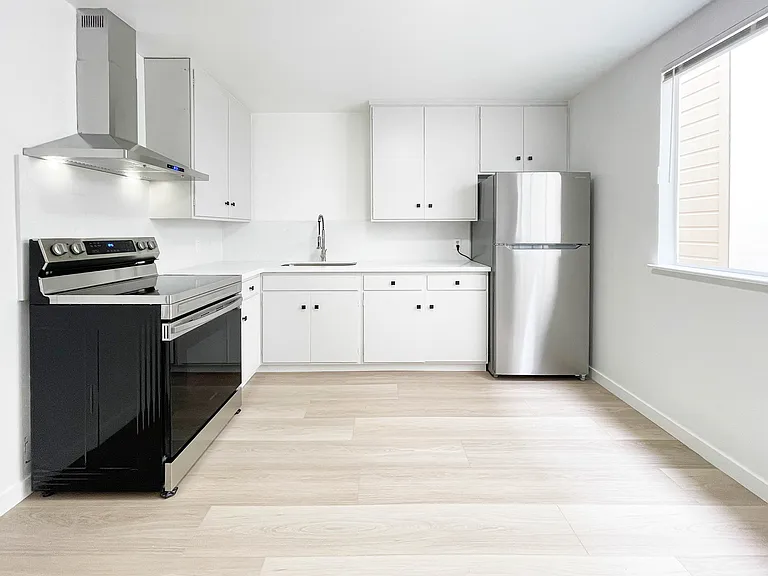 2421 Judah St #4 — Photo 5