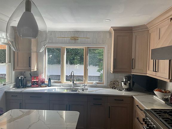 3rd image of 42 Morton Dr