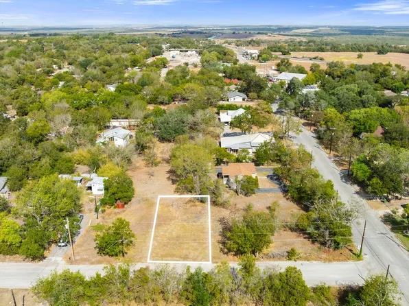 315 W Olive St, Lockhart, TX 78644