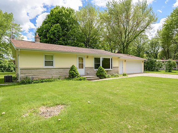 3rd image of 15 Wildrose Ln