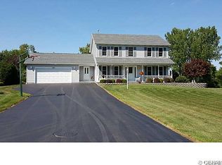 1450 Chigwell Ln N, Webster, NY 14580