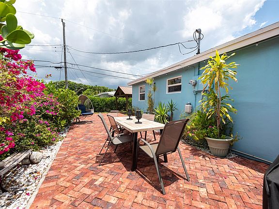4th image of 811 NE 60th Street